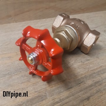 Klepafsluiter met industrieel rood kraanwiel